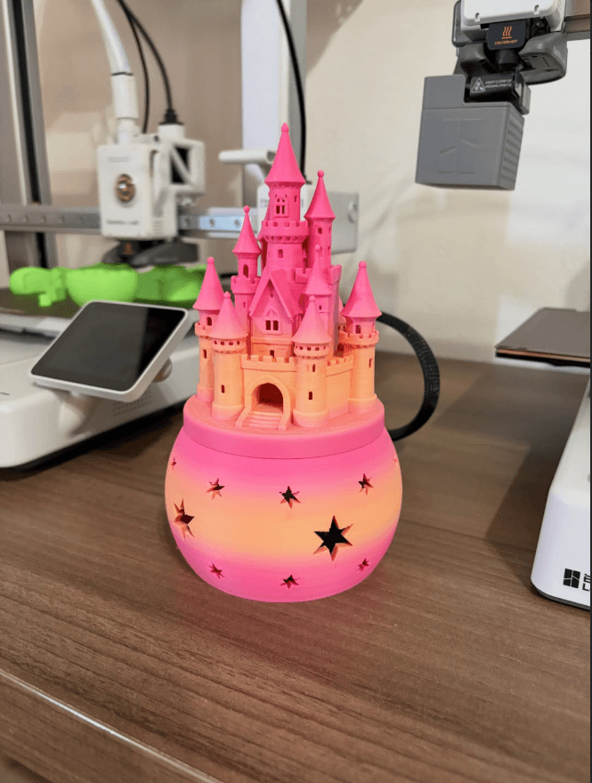 Luminária em formato de castelo, impressa em 3D, com iluminação interna